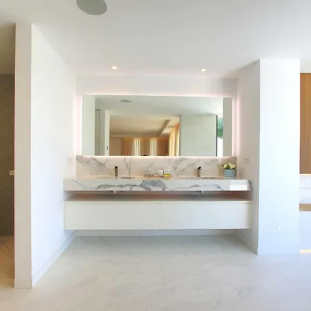 Contemporary & Very Spacious Puerto Banus Villa