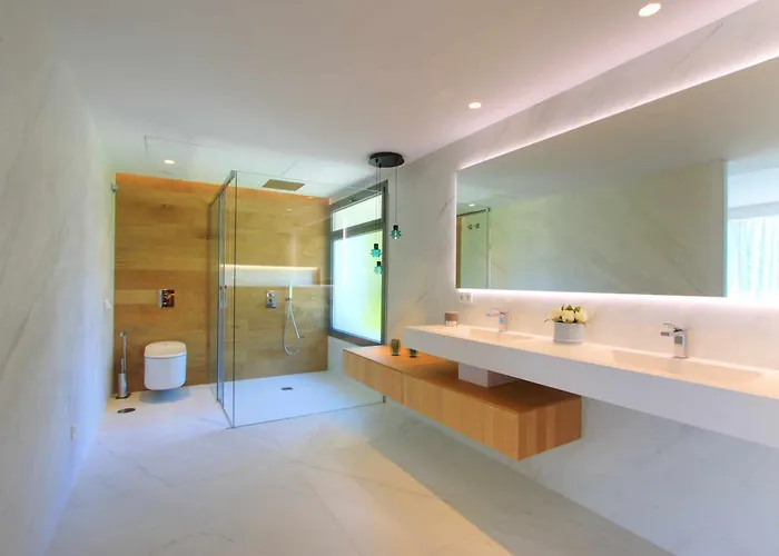 Contemporary & Very Spacious Puerto Banus Villa *