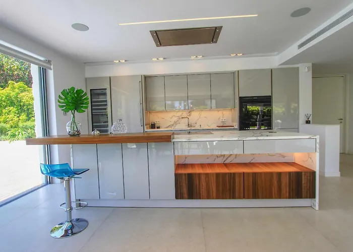 Contemporary & Very Spacious Puerto Banus Marbella