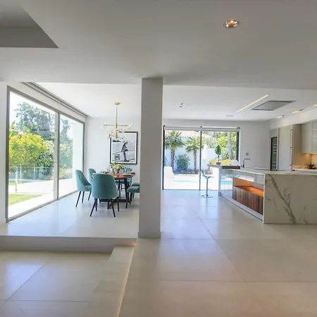 Contemporary & Very Spacious Puerto Banus 马尔韦利亚