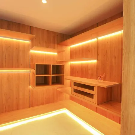 Contemporary & Very Spacious Puerto Banus 马尔韦利亚