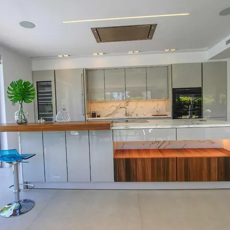 Contemporary & Very Spacious Puerto Banus マルベーリャ