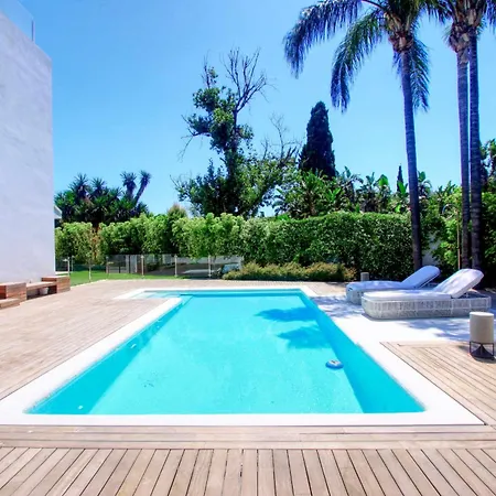 Contemporary & Very Spacious Puerto Banus 马尔韦利亚