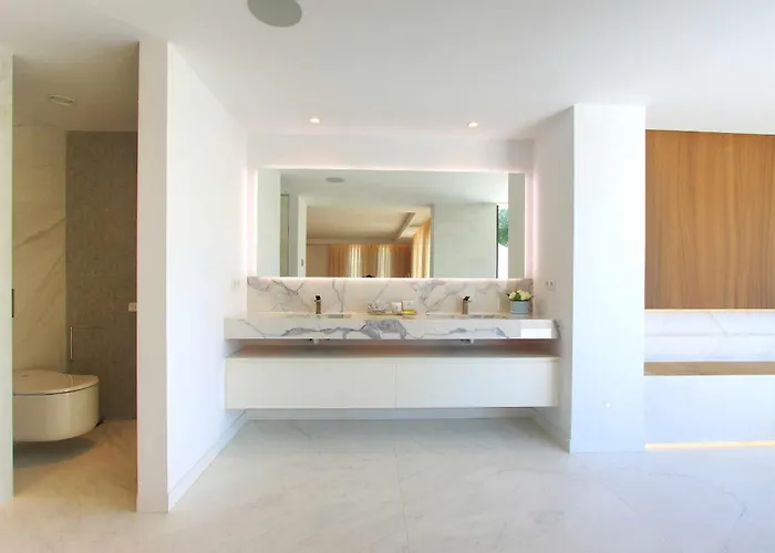 Contemporary & Very Spacious Puerto Banus Villa