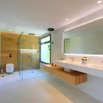 Contemporary & Very Spacious Puerto Banus Vila *