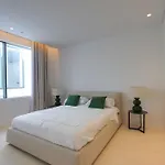 Contemporary & Very Spacious Puerto Banus Vila